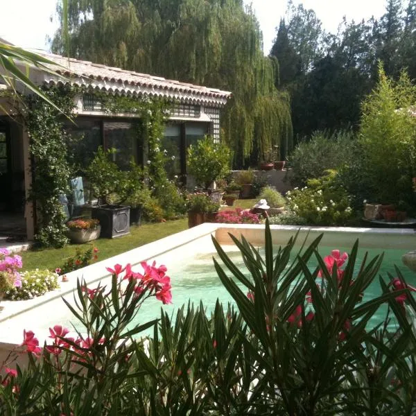 Le Clos Martin – hotel w mieście Eyragues