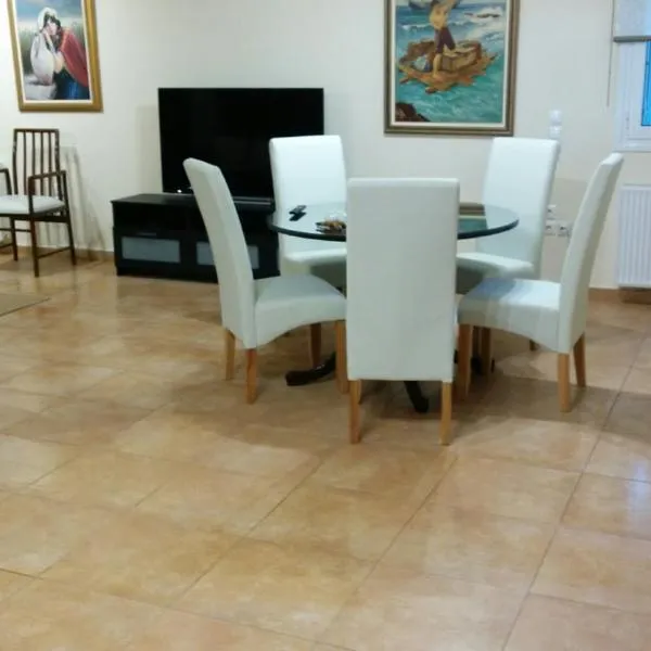 Lovely 2-Bedroom Apartment At Greek Riviera, hotel en Vari