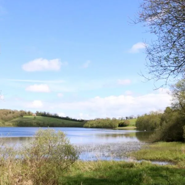 Emy Lake Studio, hotell i Monaghan