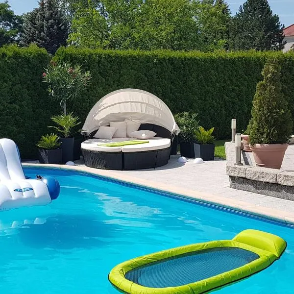 Gästezimmer im bewohnten EFH mit Pool und Garten, hotel in Ziltendorf