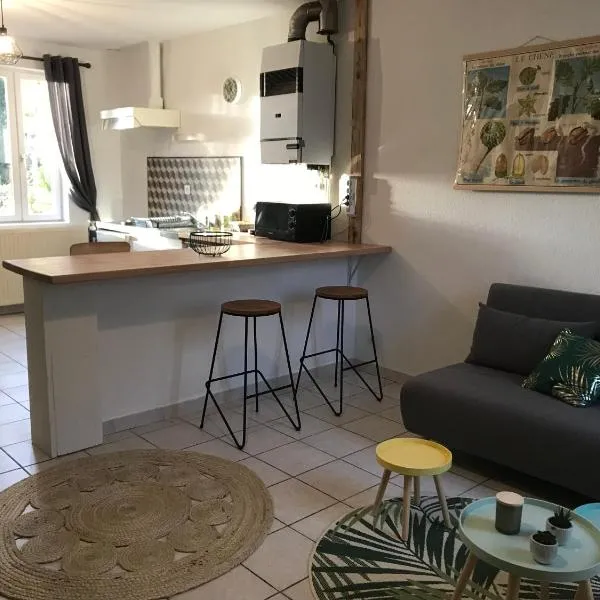 studio avec place de parking, מלון בYzeure