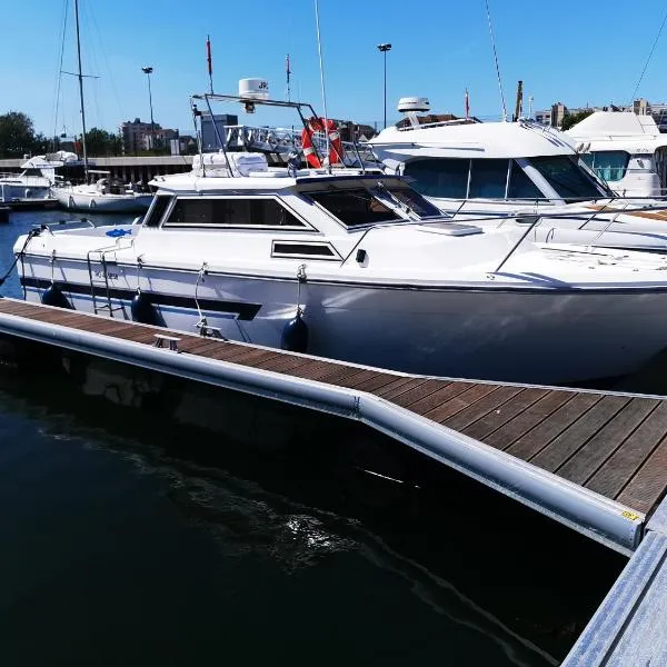 Nuit insolite sur un bateau chauffé, hotel in Calais