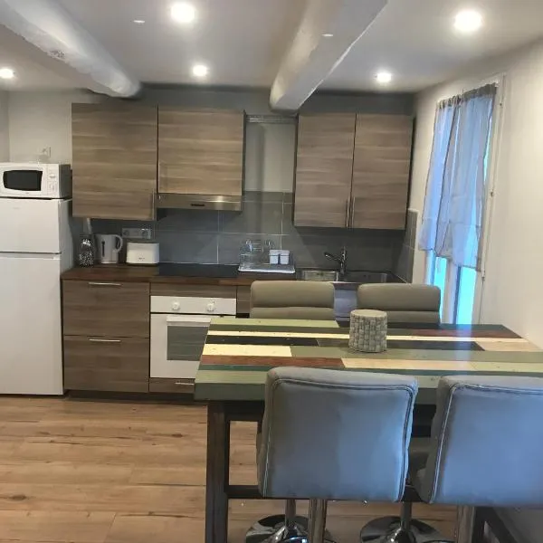 Appartement lac et montagne – hotel w mieście Saint-André-les-Alpes