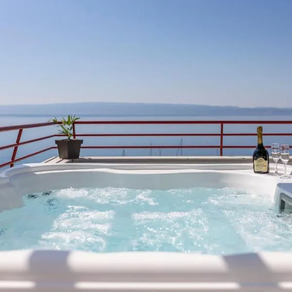 Seaside Penthouse with Hot Tub SKY LIVING, hôtel à Split