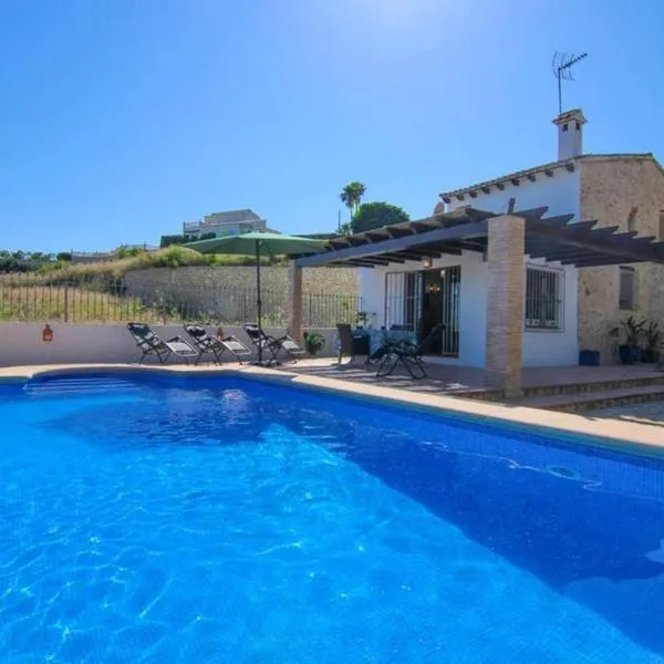 Chalet con piscina privada en Calpe - Terrasala, hotel en Casas de Torrat