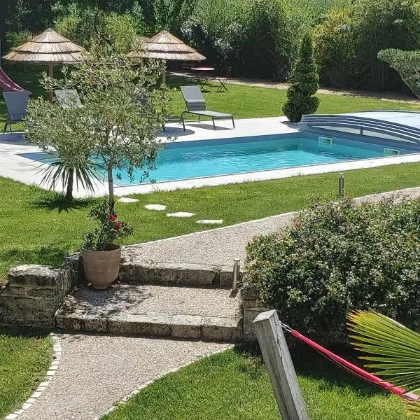 Chambres d'hôtes Les Marguerites, hotel i Saint-Coutant-le-Grand