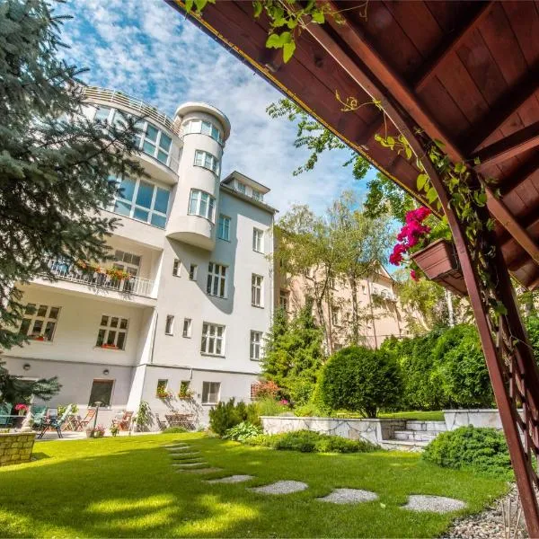 Hotel Arcus Garden: Dúbravka şehrinde bir otel