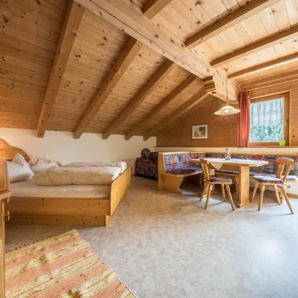 Haus Hubertus - Fewo 5, hotel v destinaci San Leonardo in Passiria
