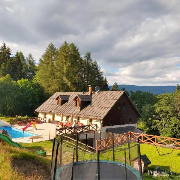 Chalupa Barborka - Národní park Krkonoše, sauna, bazén, dětské hřiště, gril, 6 pokojů, kuchyň, společenská místnost s krbem, hotell i Vrchlabí