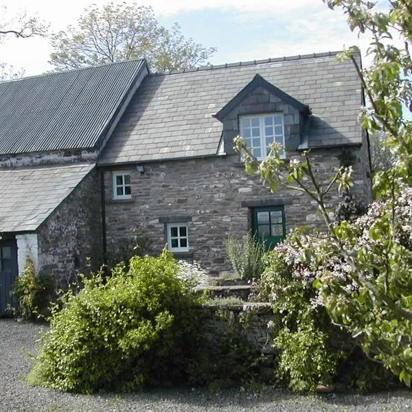 Alltybrain Farm Cottages and Farmhouse B&B, hotel in Lower Chapel
