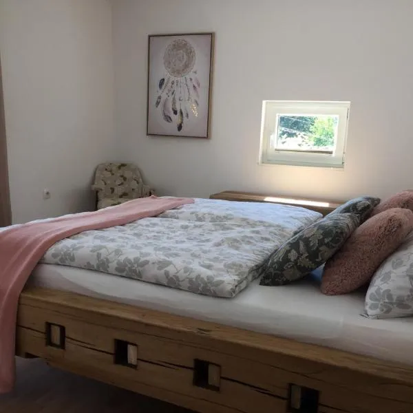 Hillside Bio Resort Apartment with Mountain View, hotel v destinaci Prebold