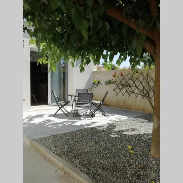 CHARMANT APPARTEMENT AVEC TERRASSE, hotel v destinaci Pont-de-lʼIsère