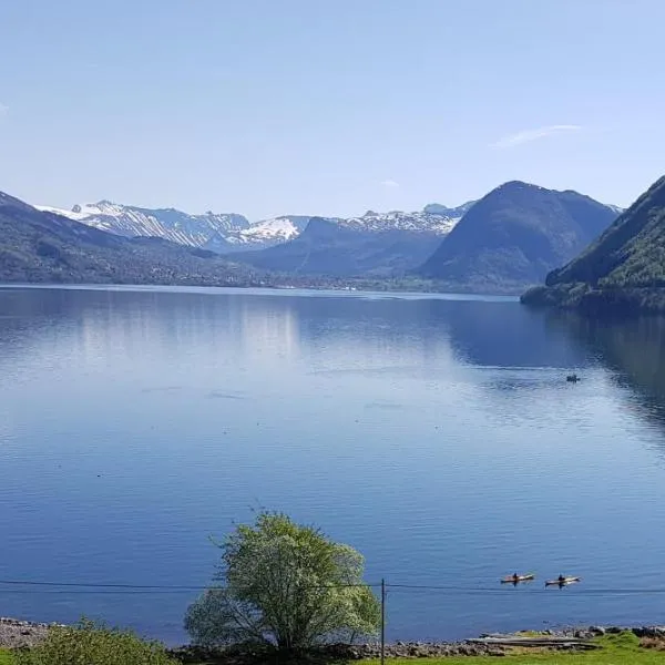 Irenegarden - Fjord view holiday home, hotel di Larsnes