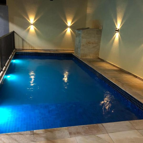 Casa ampla e arejada, com piscina e churrasqueira - 03 dormitórios