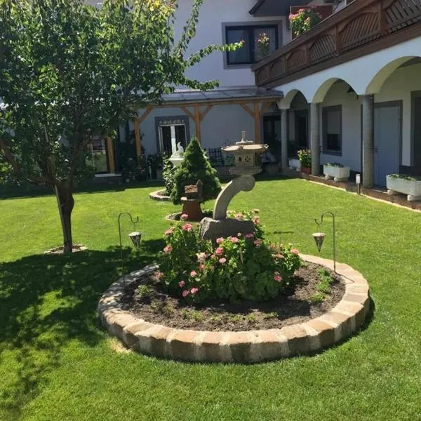 Gästehaus und Weinbau Zur Wiederkehr Strudler, hotell i Podersdorf am See