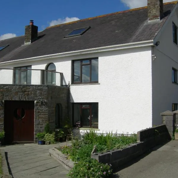Alltyfyrddin Farm Guest House at The Merlin's Hill Centre、カーマーゼンのホテル