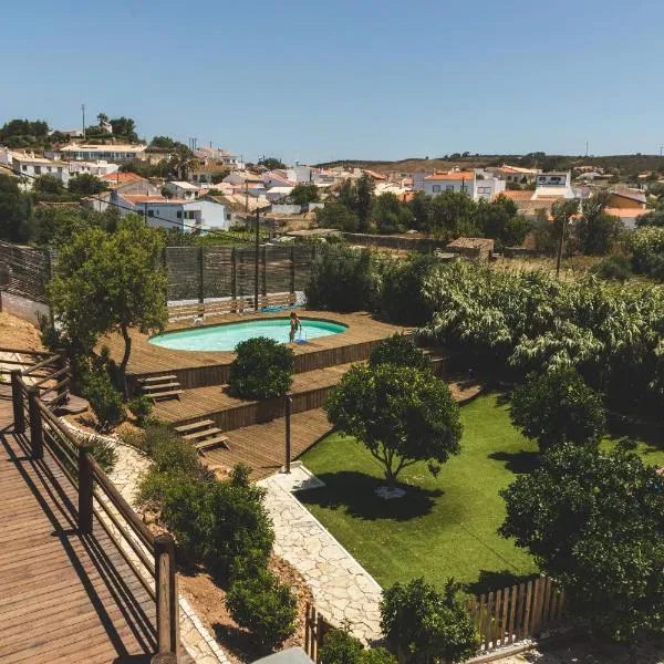 Good Feeling Hostel & Guest House, hotel v destinaci Raposeira