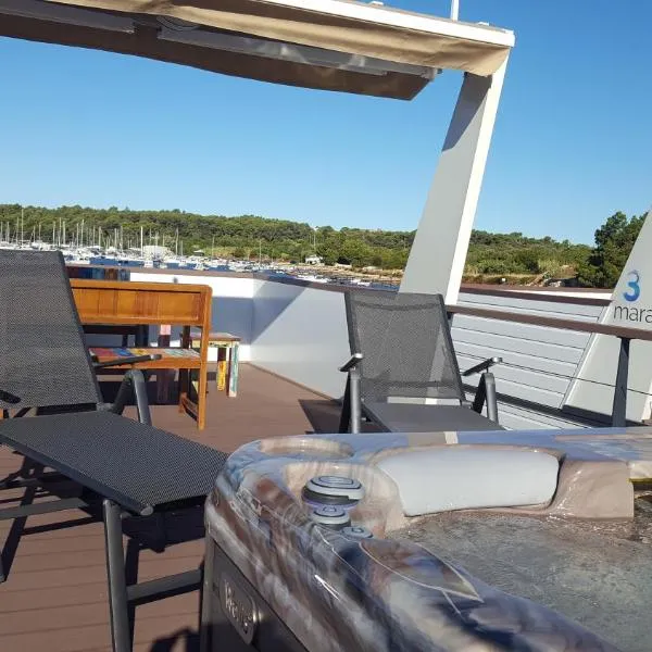 House Boat - Floating House Sofia, hotel v destinaci Pula
