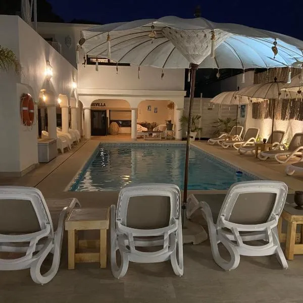 Casa Holandaluzas Marbella near Beach, with salt water Pool and private parking, hotel v destinaci Marbella