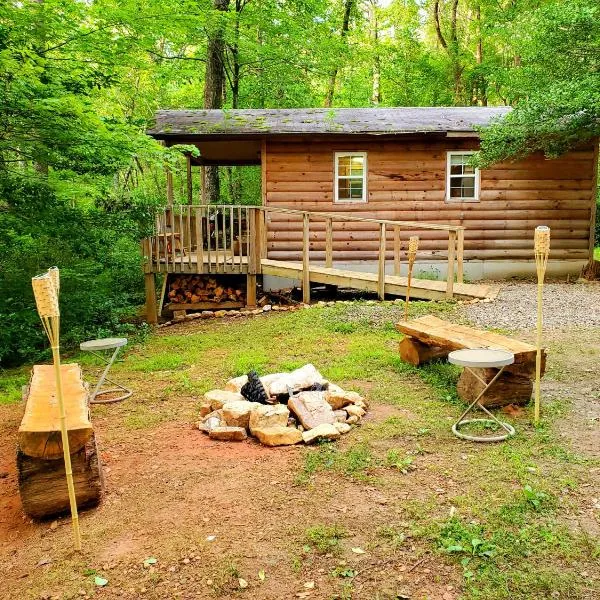Lil' Log at Hearthstone Cabins and Camping - Pet Friendly, hotel v destinaci Helen