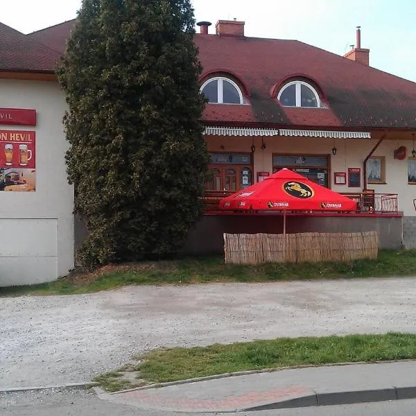 Restaurant-Penzión HEVIL, hotel di Hlučín