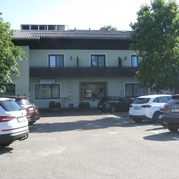 Gasthof Strobl Waldfrieden Garni, hotel v destinaci Strass im Attergau