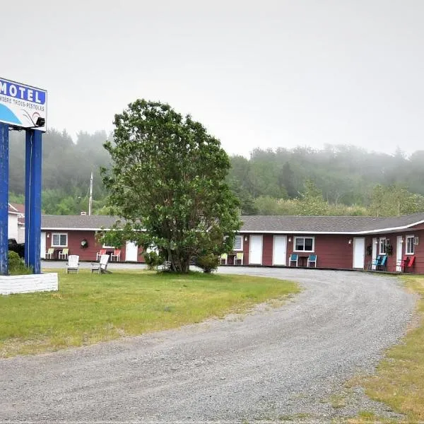 Motel Riviere Trois Pistoles: LʼIsle-Verte şehrinde bir otel