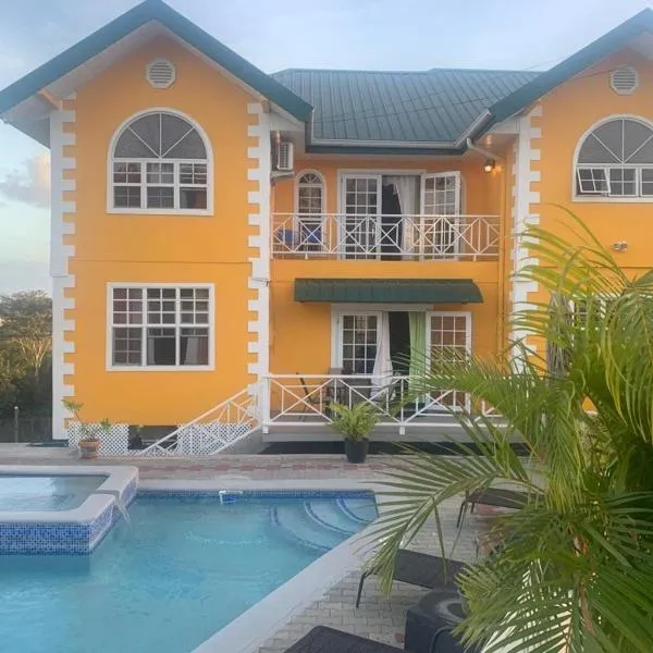 Faith's Villa Tobago, hotell i Diamond