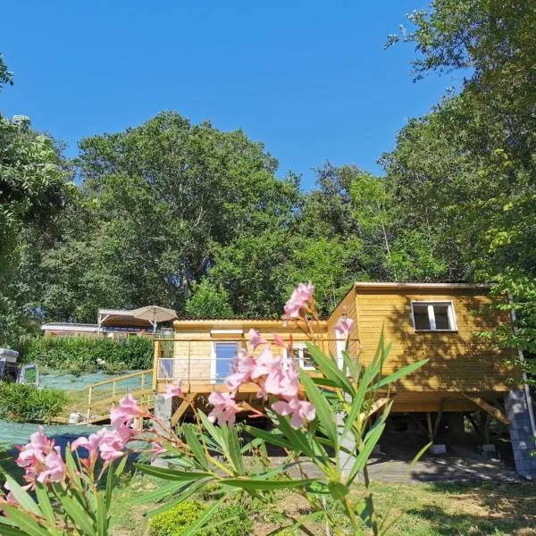 Le lodge sur pilotis, hotel in Thèze