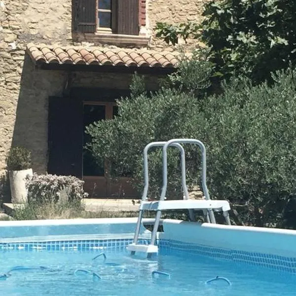 Mas dans la campagne pour loisirs et télétravail, Hotel in Sarrians