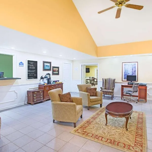 Baymont by Wyndham Forest City, hotel v destinaci Forest City