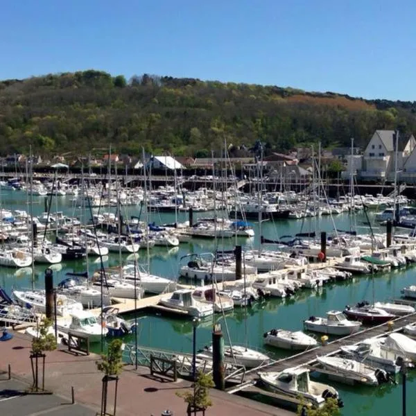 VILLA CATHY DUPLEX PLEIN SUD VUE PORT avec PISCINE INTERIEURE CHAUFFÉE, viešbutis mieste Pajūrio Divas