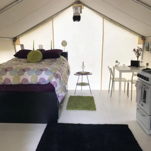 Vines and Puppies Glamping Hideaway، فندق في Jade City