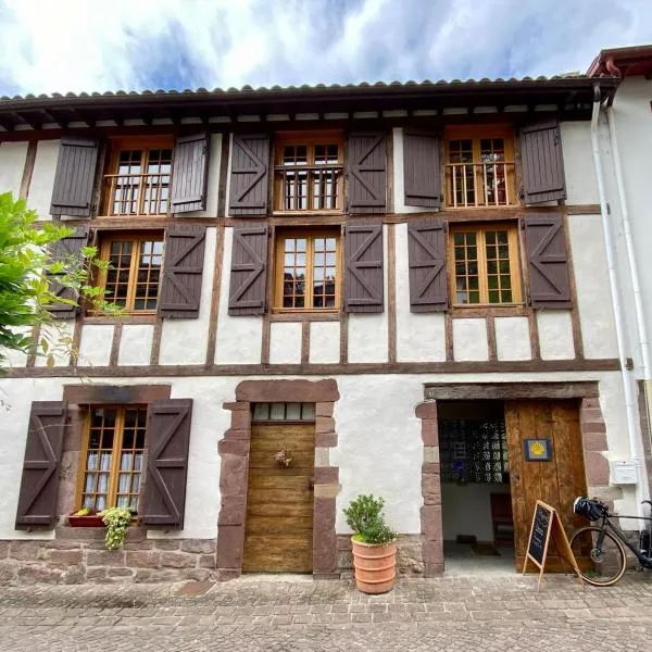 Gite de la Porte Saint Jacques: a hostel for pilgrims, hôtel à Saint-Jean-Pied-de-Port