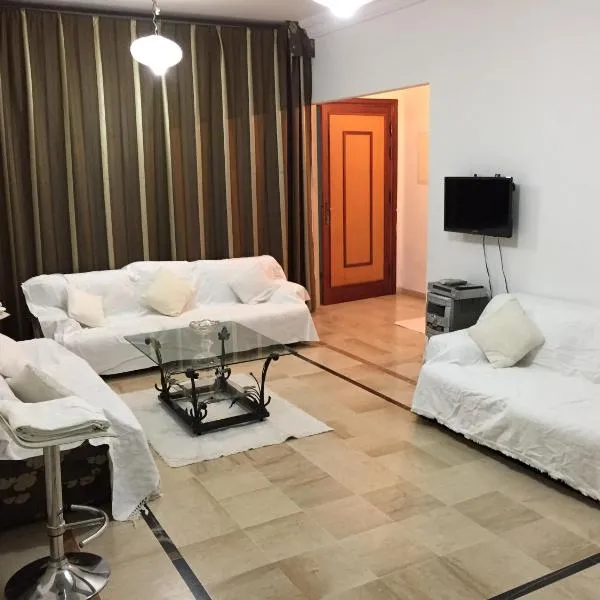 Belaire host appartment – hotel w mieście Manzil Bū Zalafah