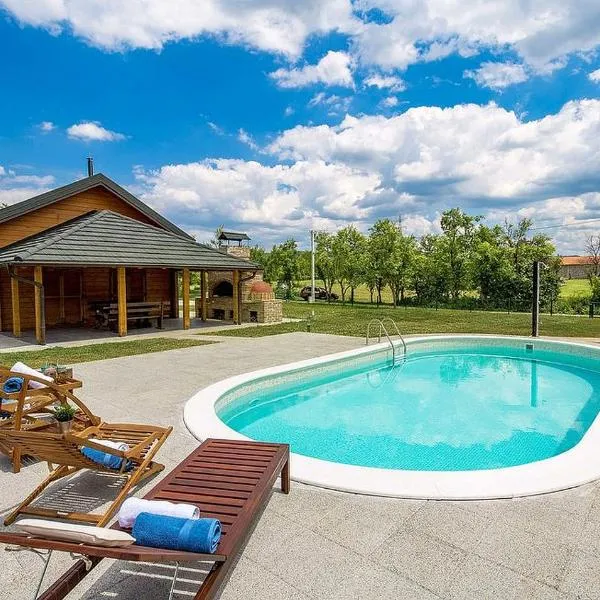 V's place - wooden house with heated pool and outdoor sauna, khách sạn ở Otočac