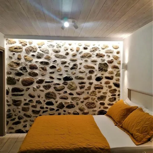 The Little Gem Under The Rocks 2, hotel in Kastrákion