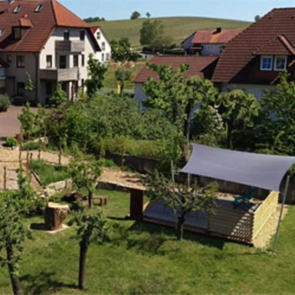 Ferienwohnungen Familie Neubert: Nordheim şehrinde bir otel