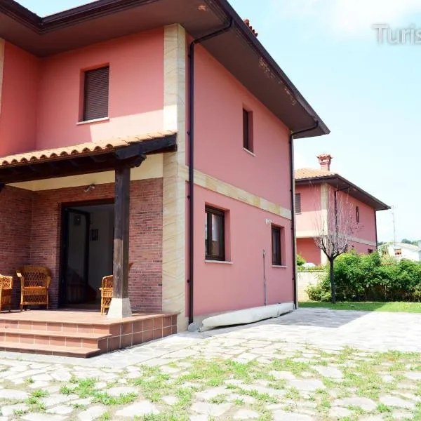 Chalet Tina Mayor: amplio jardín y tranquilidad muy cerca de la playa, hotel en Pesués