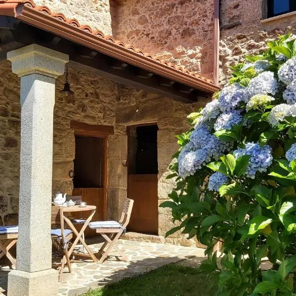 A Casa dos Avós es una casa de Piedra de 1850 con Piscina y en plena Naturaleza en Galicia, hotel en A Coruña