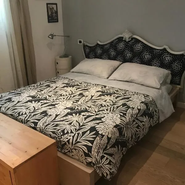 camera con bagno privato e parcheggio, готель у місті Лукка