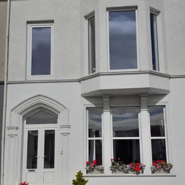 Mervue Apartment, 4 Causeway View, Portrush, hotel in Portrush