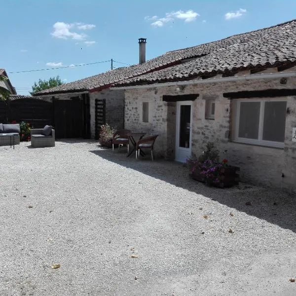 Les Rosiers, hotel in Saint-Macoux