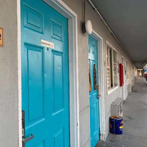 Tiki Lodge McHenry - Downtown Modesto、モデストのホテル