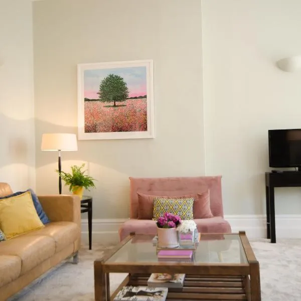 Seaview Mansion Apartment - Central Hove with PARKING, hotel v destinaci Brighton & Hove