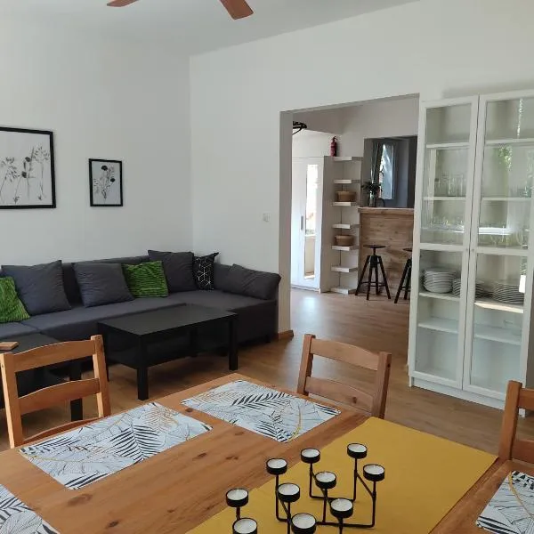 Flóra House 3 minutes from Lake Balaton, hotel v destinaci Keszthely