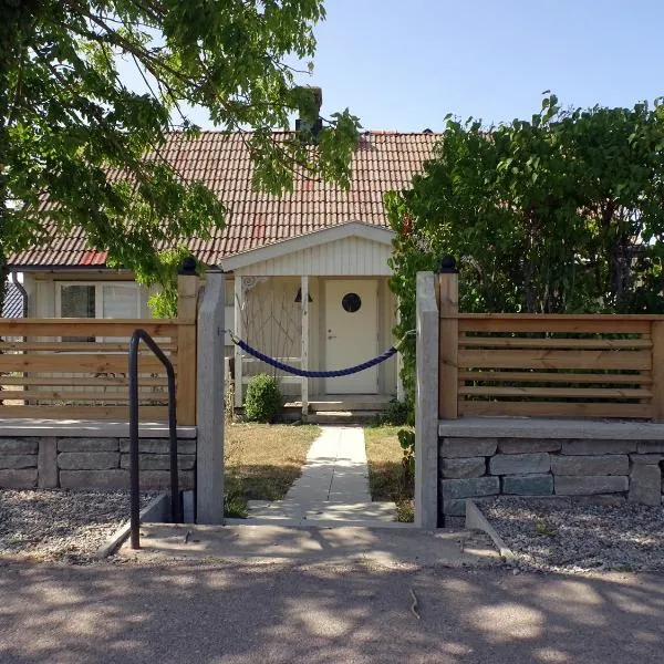 1B, Stuga m havsutsikt & 50m till strand, hotel v destinaci Byxelkrok