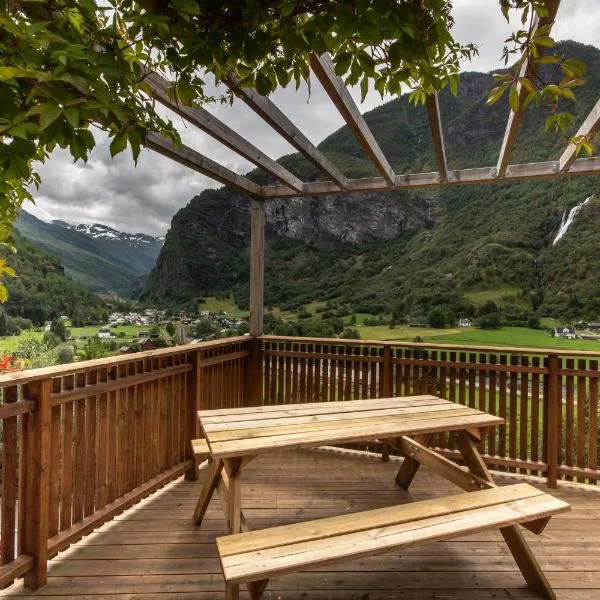 Panoramic terrace, huge rain shower and cosy lofts, hotel di Flåm