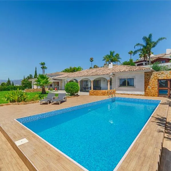 Villa Mimosa sleeps 8 with Heated Pool, hotel v destinácii Santa Fe de los Boliches