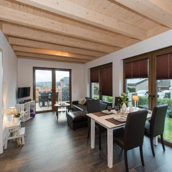 Viesnīca Moderne Ferienwohnung-Seenähe-Terrasse-Parkplatz-Wallbox-Fahrradparkplatz pilsētā Hürtgenwald